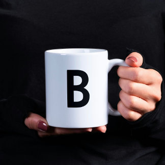 Große schwarze Anfangsbuchstaben minimalistisch Kaffeetasse