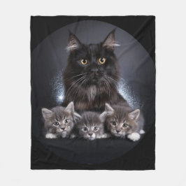 Große schwarze Katze und ihre 3 Kätzchen Pose für Fleecedecke