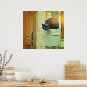 Große schwarze Straßenkatze sprang auf Hauspost Poster (Küche)