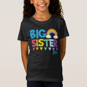 Große Schwester bezaubernd bunten Regenbogen und T-Shirt