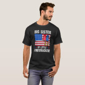 Große Schwester des kleinen Firecracker am 4. Juli T-Shirt (Vorne ganz)