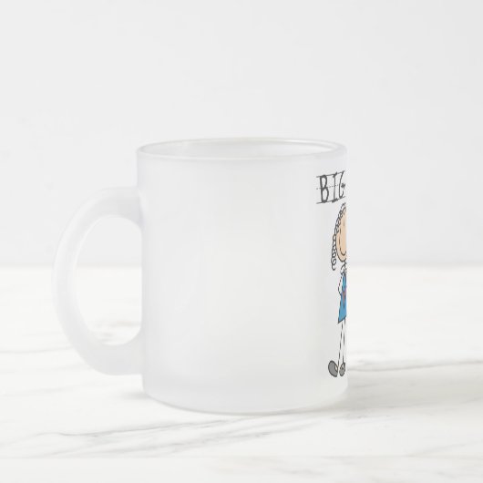 Große Schwester mit kleinen, finsteren T - Shirt u Mattglastasse (Links)