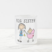 Große Schwester mit kleinen, finsteren T - Shirt u Mattglastasse (Mittel)