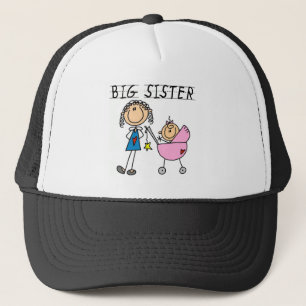 Große Schwester mit kleinen, finsteren T - Shirt u Truckerkappe