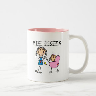 Große Schwester mit kleinen, finsteren T - Shirt u Zweifarbige Tasse