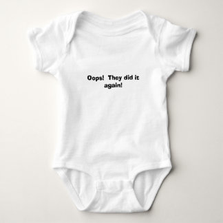 große Schwesterschuhe Baby Strampler