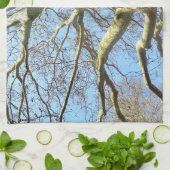 Große sonnige Baumzweige im Himmlischen blauen Him Handtuch (Gefaltet)