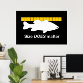 "Größe spielt eine Rolle" - Funny Bass Fischen Poster (Heimbüro)
