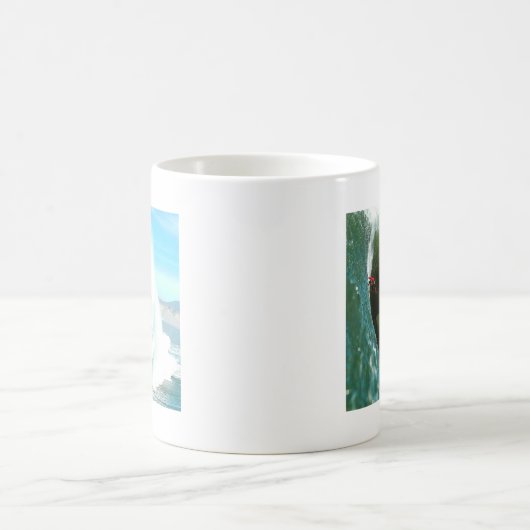 Große steile surfende Welle Kaffeetasse (Mittel)