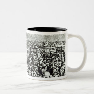 Große Stimmen für Frauendemonstration in Hyde Zweifarbige Tasse