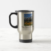 Große Tetons mit gelben Blumen Reisebecher (Links)