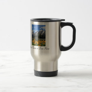 Große Tetons mit gelben Blumen Reisebecher