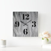 Große Uhrennummern auf grauem Metall Abstrakt Quadratische Wanduhr (Zuhause)