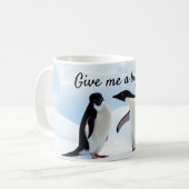 Große Umarmung Pinguin auf Eis Foto mit Text Kaffeetasse (Vorderseite Links)
