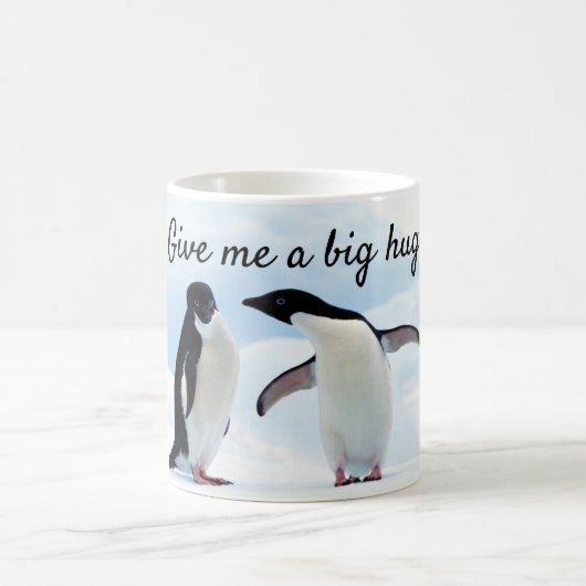 Große Umarmung Pinguin auf Eis Foto mit Text Kaffeetasse (Mittel)