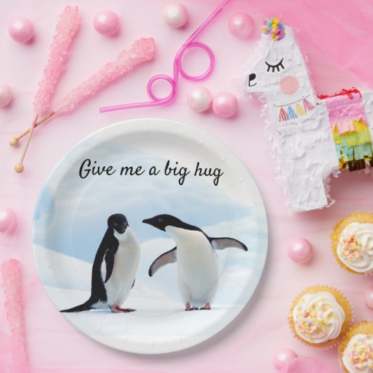 Große Umarmung Pinguin auf Eis-Foto mit Text Pappteller (Party)