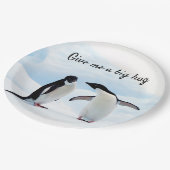 Große Umarmung Pinguin auf Eis-Foto mit Text Pappteller (Schrägansicht)
