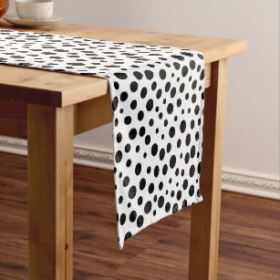 Große und kleine schwarze Polka Punkte auf Weiß Kurzer Tischläufer