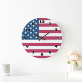 Große Wanduhr unter amerikanischer Flagge (Zuhause)