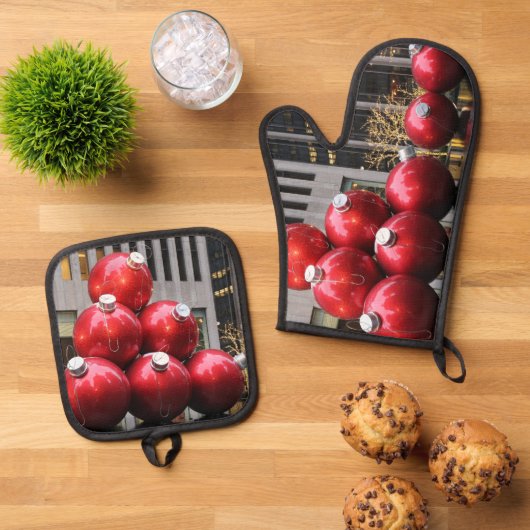 Große Weihnachtsballschmuck im NYC Ofenhandschuh & Topflappen-Set (Oben Unten)