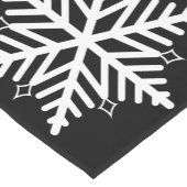 Große weiße, einfache Schneeflocken im Schwarzen H Kurzer Tischläufer (Ecke)