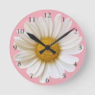 Große weiße Margerite auf rosa Hintergrund Runde Wanduhr