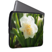 Große weiße Narzissen an einem Frühlingstag Laptopschutzhülle (Vorne Rechts)