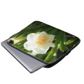 Große weiße Narzissen an einem Frühlingstag Laptopschutzhülle (Vorne Knopf)