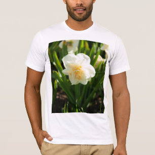 Große weiße Narzissen an einem Frühlingstag T-Shirt