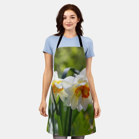 Große weiße Narzissen an einer Frühlingstag-Schürz Schürze (Getragen)