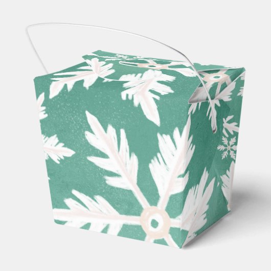 Große weiße Schneeflocken fallen ins Grüne Geschenkschachtel (Rückseite)