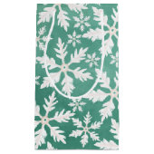 Große weiße Schneeflocken fallen ins Grüne Kleine Geschenktüte (Vorderseite)