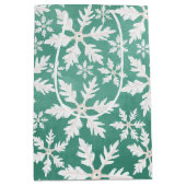 Große weiße Schneeflocken fallen ins Grüne Mittlere Geschenktüte (Vorderseite)