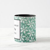 Große weiße Schneeflocken fallen ins Grüne Tasse (Zentrum)