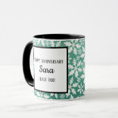 Große weiße Schneeflocken fallen ins Grüne Tasse (Vorderseite Links)