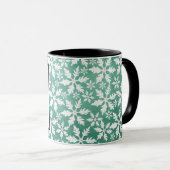 Große weiße Schneeflocken fallen ins Grüne Tasse (VorderseiteRechts)