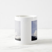 Große weiße Wolken über den Bergen Kaffeetasse (Mittel)