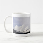 Große weiße Wolken über den Bergen Kaffeetasse (Links)