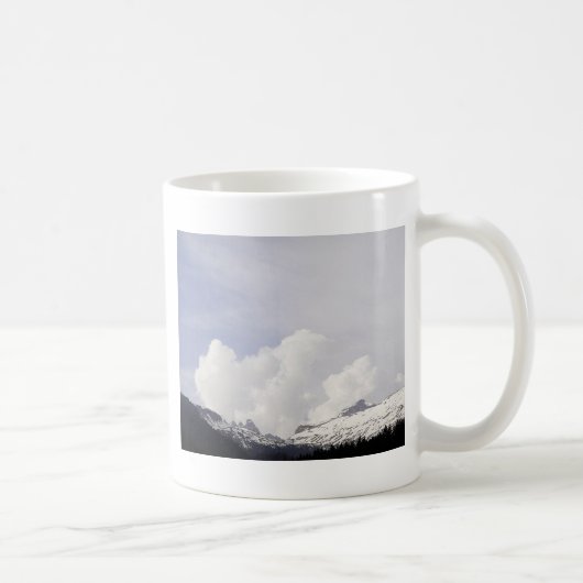 Große weiße Wolken über den Bergen Kaffeetasse (Rechts)