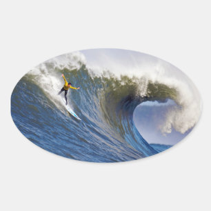 Große Welle beim Surfwettbewerb in Mavericks Ovaler Aufkleber