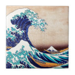 Große Welle von Kanagawa Vintage japanische Druckk Fliese<br><div class="desc">Katsushika Hokusai The Great Wave Off Kanagawa (1830) The Great Wave off Kanagawa, auch bekannt als The Great Wave oder einfach The Wave, ist ein ukiyo-e-Druck des japanischen Künstlers Hokusai, veröffentlicht irgendwann zwischen 1830 und 1833 in der späten Edo-Periode als der erste Druck in Hokusai's Reihe 36 Ansichten des Fuji...</div>