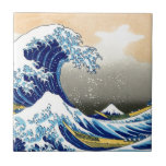 Große Welle weg von Kanagawa ~ Hokusai Fliese<br><div class="desc">Große Welle weg von Kanagawa ~ Hokusai Anfang des 19. Jahrhunderts japanischem woodblock Druck durch Künstler Hokusai, der drohende Boote einer großen Welle darstellt, nähern sich der Präfektur von Kanagawa. Im Hintergrund steht den Fujisan. Hokusai malte auch die Meisterwerk-Reihe sechsunddreißig Ansichten vom Fujisan. Dieser Druck des hölzernen Blockes ist von...</div>