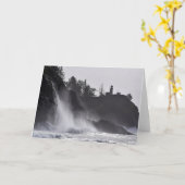 Große Wellen fließen von Klippen auf Cape Enttäusc Karte (Gelbe Blume)