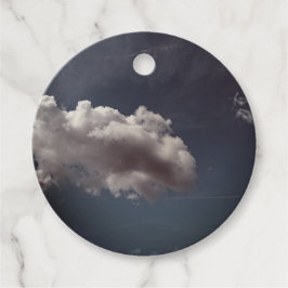 Große Wolke am dunklen Himmel Geschenkanhänger
