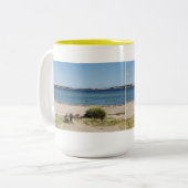 Große Zweifarbige Tasse gelb Strand und Meer (Vorderseite Links)