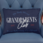 Großeltern Club Nautical Es ist ein Lifestyle Funn Dekokissen<br><div class="desc">Ein lustiges, herzliches Geschenk für die weltbesten Großeltern! Feiern Sie die Freude der Großeltern mit unserem "Wahrhaft gesegneten Großeltern Club" Akzent Kissen für die Höhle, Ihr Boot, den Camper etc. Personalisiert mit dem etablierten und designten Jahr für diejenigen, die wissen, dass Zeit mit ihren Enkelkindern viel mehr ist als nur...</div>