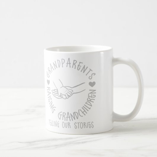 Großeltern, die Enkelkinder anheben Kaffeetasse (Rechts)