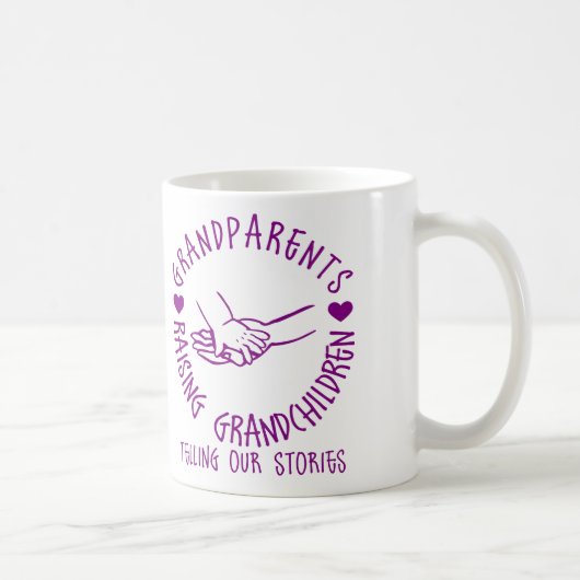Großeltern, die Enkelkinder anheben Kaffeetasse (Rechts)