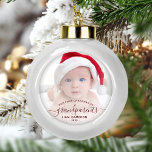 Großeltern Erste Weihnachtszeit Foto Rote Schrift Keramik Kugel-Ornament<br><div class="desc">Helfen Sie ihnen, ihr erstes Enkelkind mit diesem schönen modernen Sake-Ornament zu feiern. Der bordeauxrote Text lautet "Unsere ersten Weihnachten als Großeltern", mit dem Wort "Großeltern" in eleganter Schrift mit Schnörkeln vor und nach. Ersetzen Sie das Beispielbild einfach durch Ihr Lieblings-Foto des neuen Babys, und fügen Sie seinen Namen und...</div>
