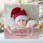 Großeltern Erste Weihnachtszeit Foto Schwarzes Dre Keramikornament<br><div class="desc">Helfen Sie ihnen, ihr erstes Enkelkind mit diesem schönen modernen Sake-Ornament zu feiern. Der schwarze Text lautet "Unsere ersten Weihnachten als Großeltern", mit dem Wort "Großeltern" in eleganter Handschrift mit Schnörkeln vor und nach. Ersetzen Sie das Beispielbild einfach durch Ihr Lieblings-Foto des neuen Babys, und fügen Sie seinen Namen und...</div>
